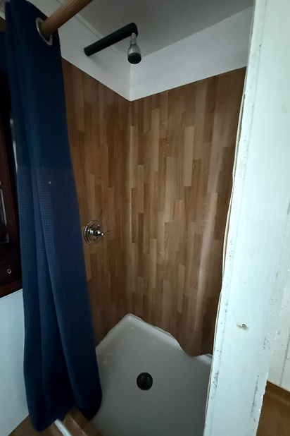 Outdated bathroom before makeover